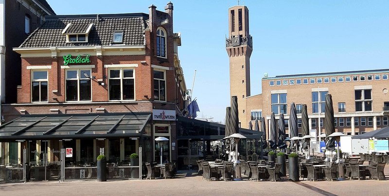 Een leeg terras in Hengelo na de maatregelen rondom het coronavirus	